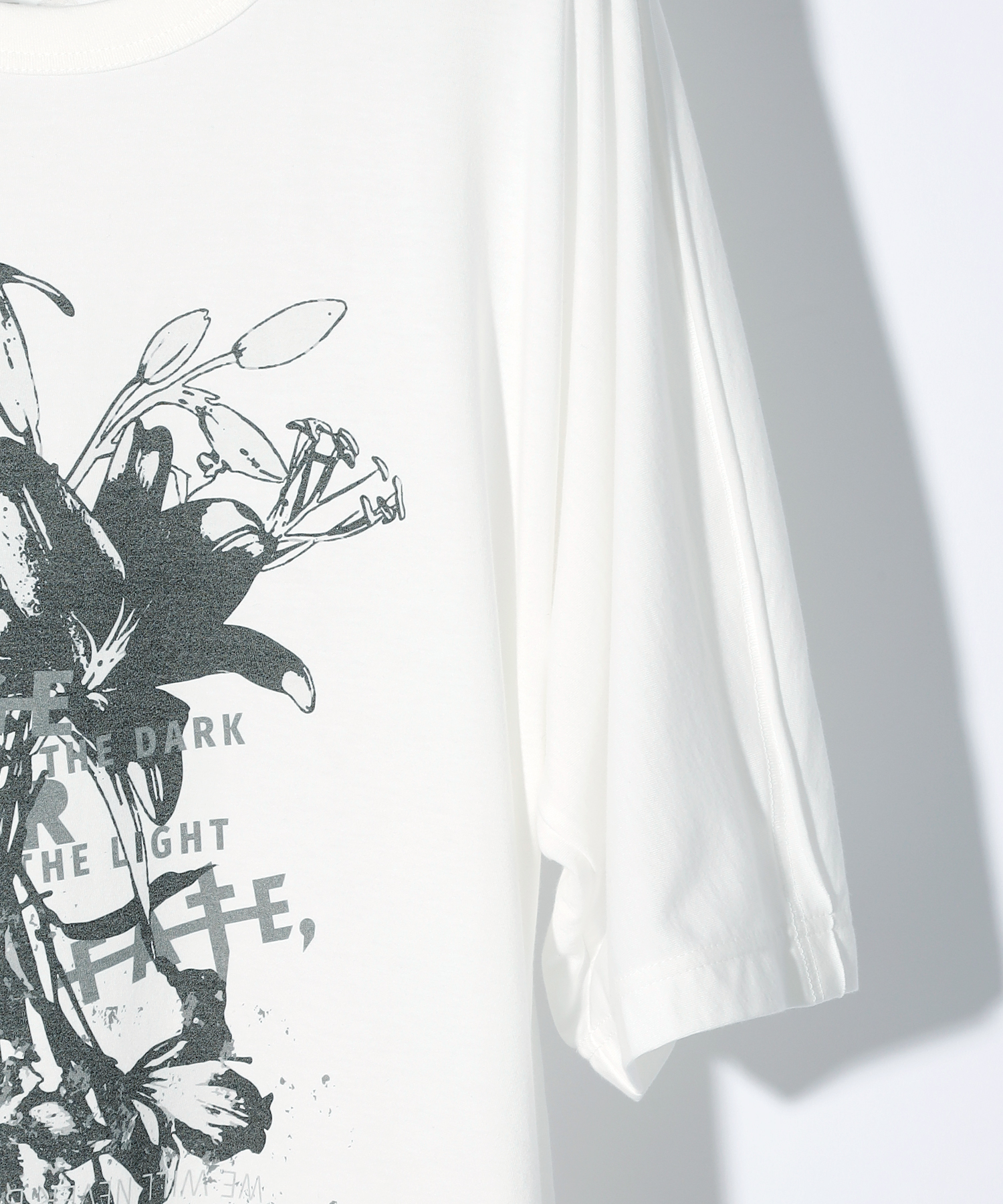 DARK LILIES GRAPHIC TEE w/POCKETS [WHITE]