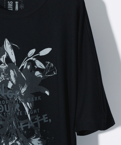 DARK LILIES GRAPHIC TEE w/POCKETS [BLACK]