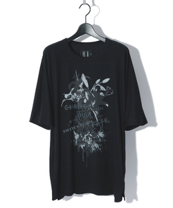 DARK LILIES GRAPHIC TEE w/POCKETS [BLACK]