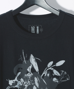 DARK LILIES GRAPHIC TEE w/POCKETS [BLACK]