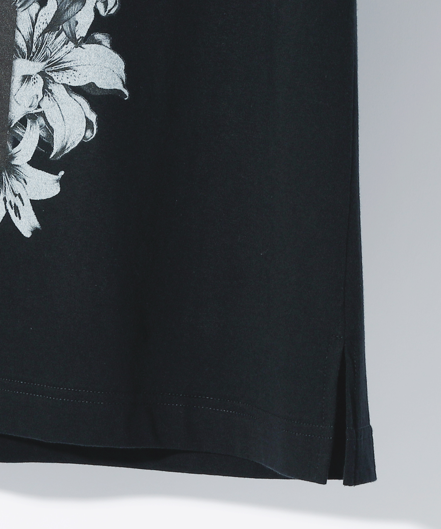 CROSS & LILIES TATTOO TEE [BLACK]