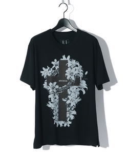 CROSS & LILIES TATTOO TEE [BLACK]