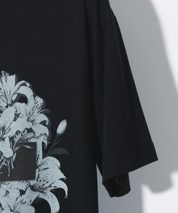 CROSS & LILIES TATTOO TEE [BLACK]