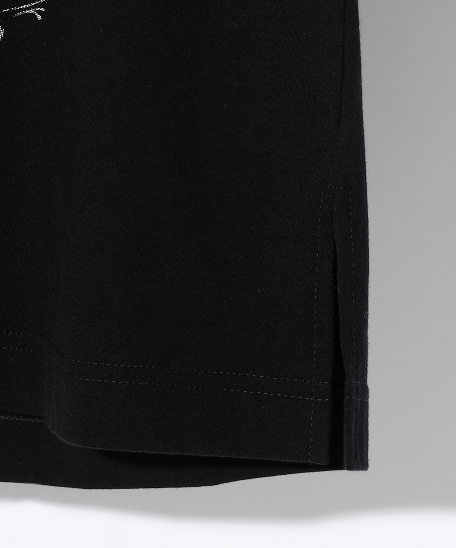 UPSIDE-DOWN SWITCHBLADE TEE [BLACK]
