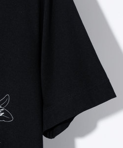FLEUR DE LIS CROSS TEE［BLACK］