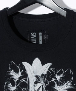 FLEUR DE LIS CROSS TEE［BLACK］
